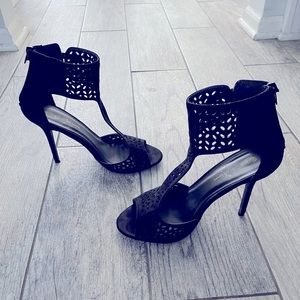 Pretty Black Sandals w/Cut-Out Detail
